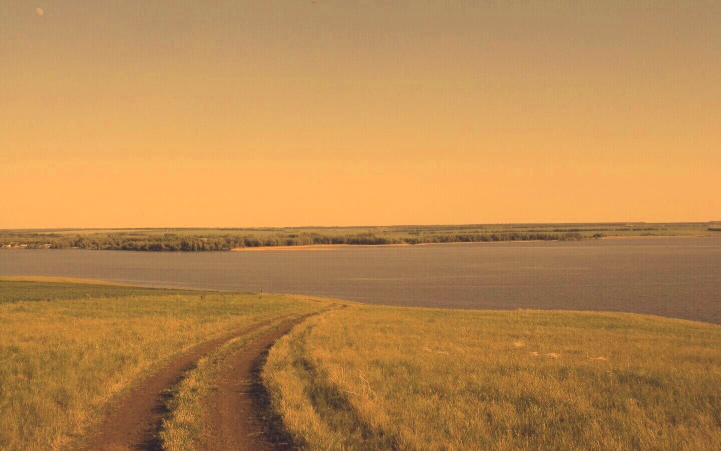 Дорога спускается к воде обои