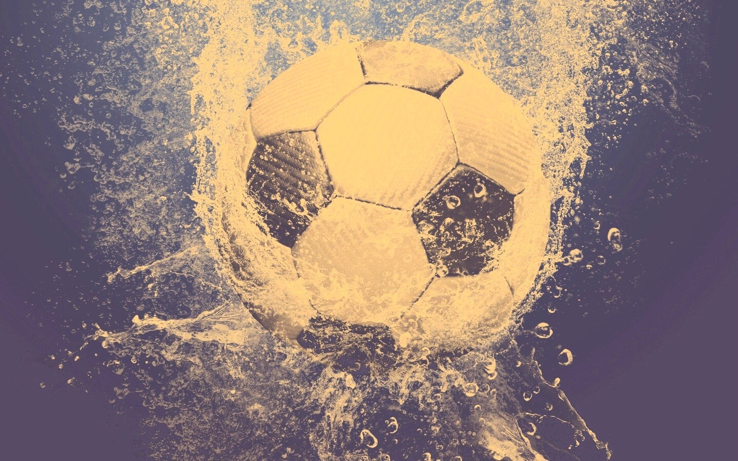 Футбольный мяч в воде обои