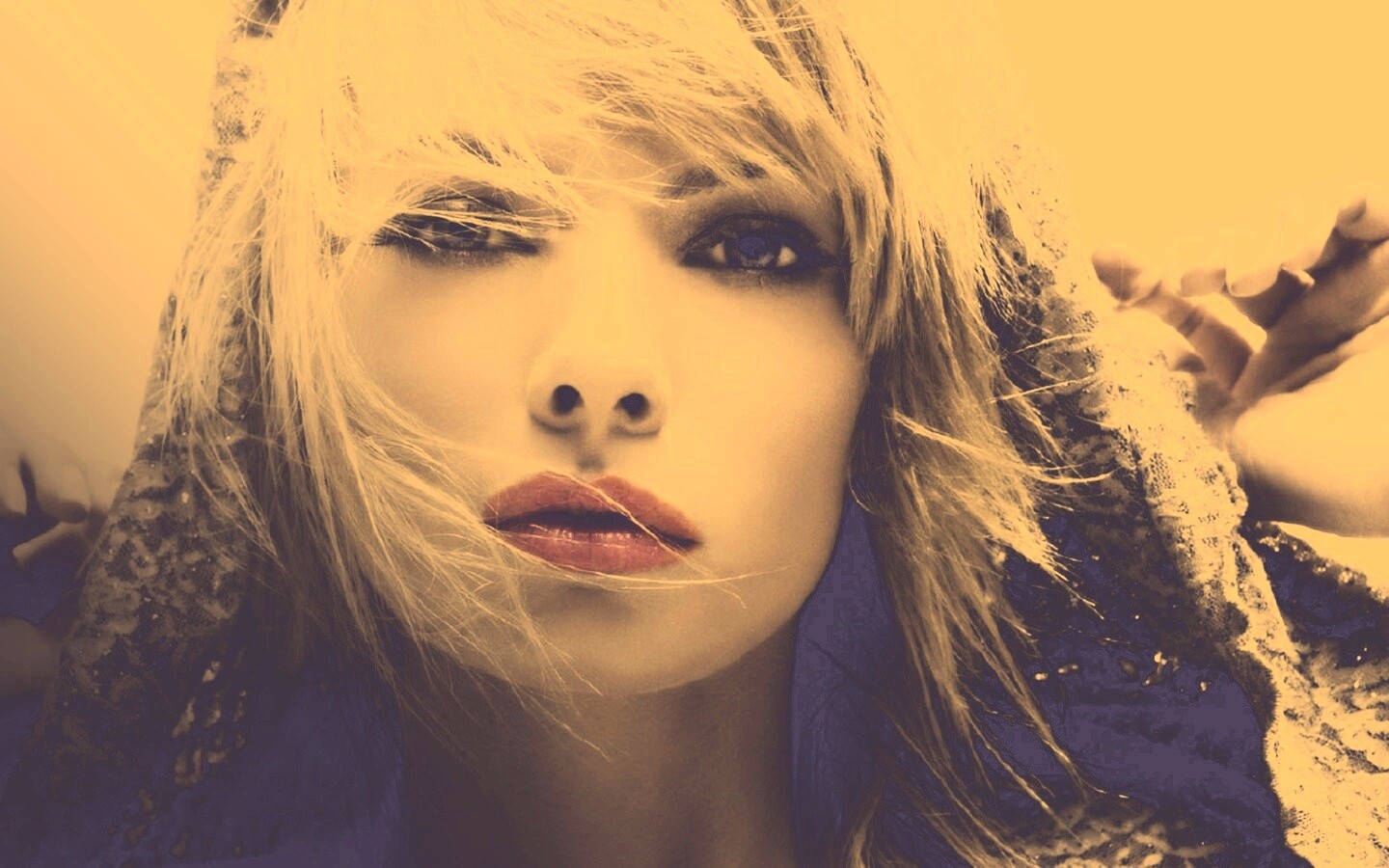 Девушка с красными губами обои