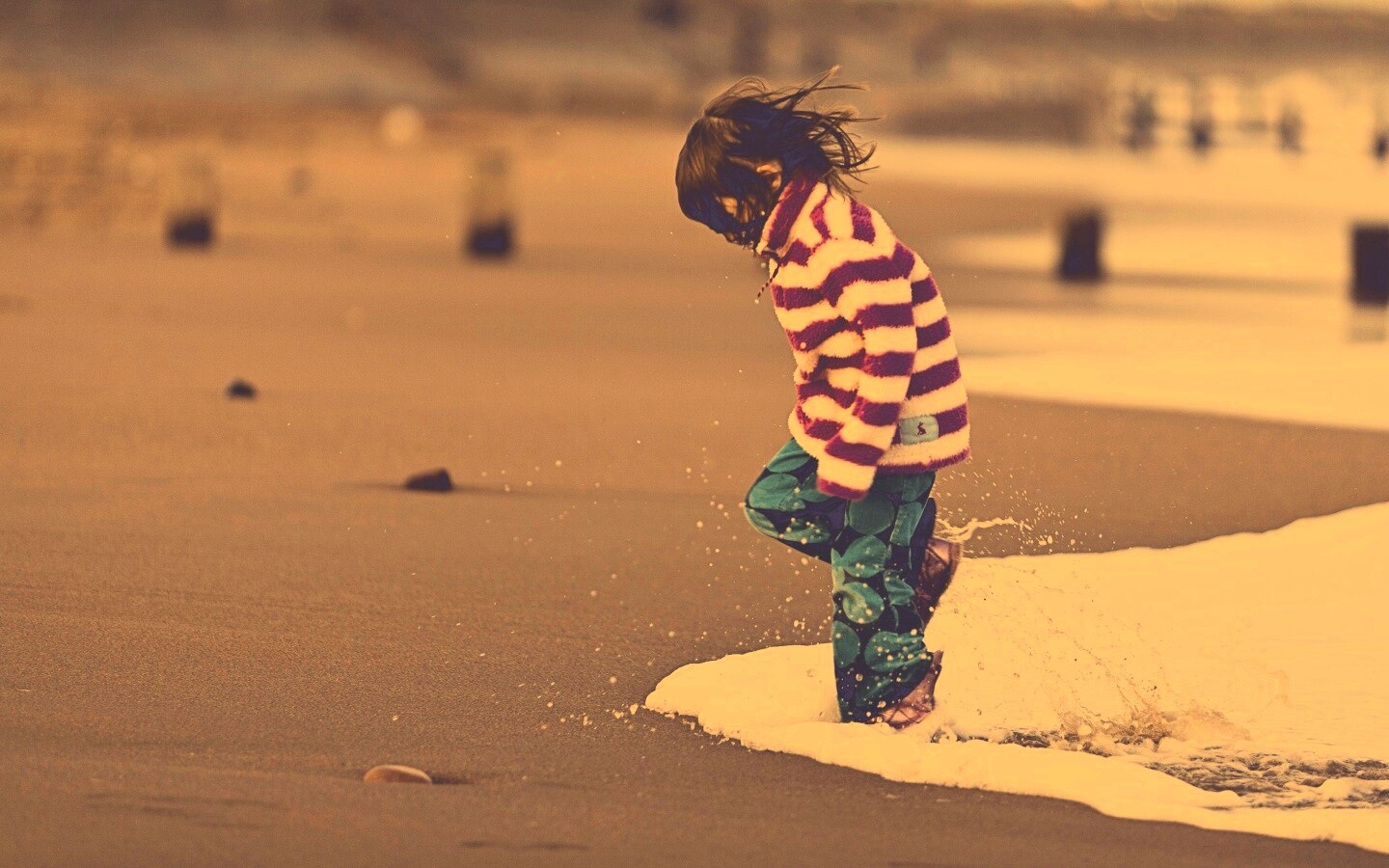 Ребенок и волна обои