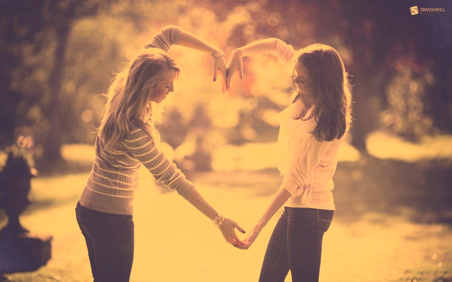 Две девушки и сердце из рук обои