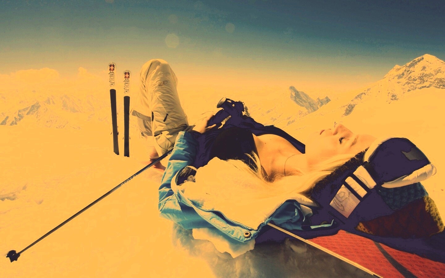 Лыжница отдыхает в горах обои