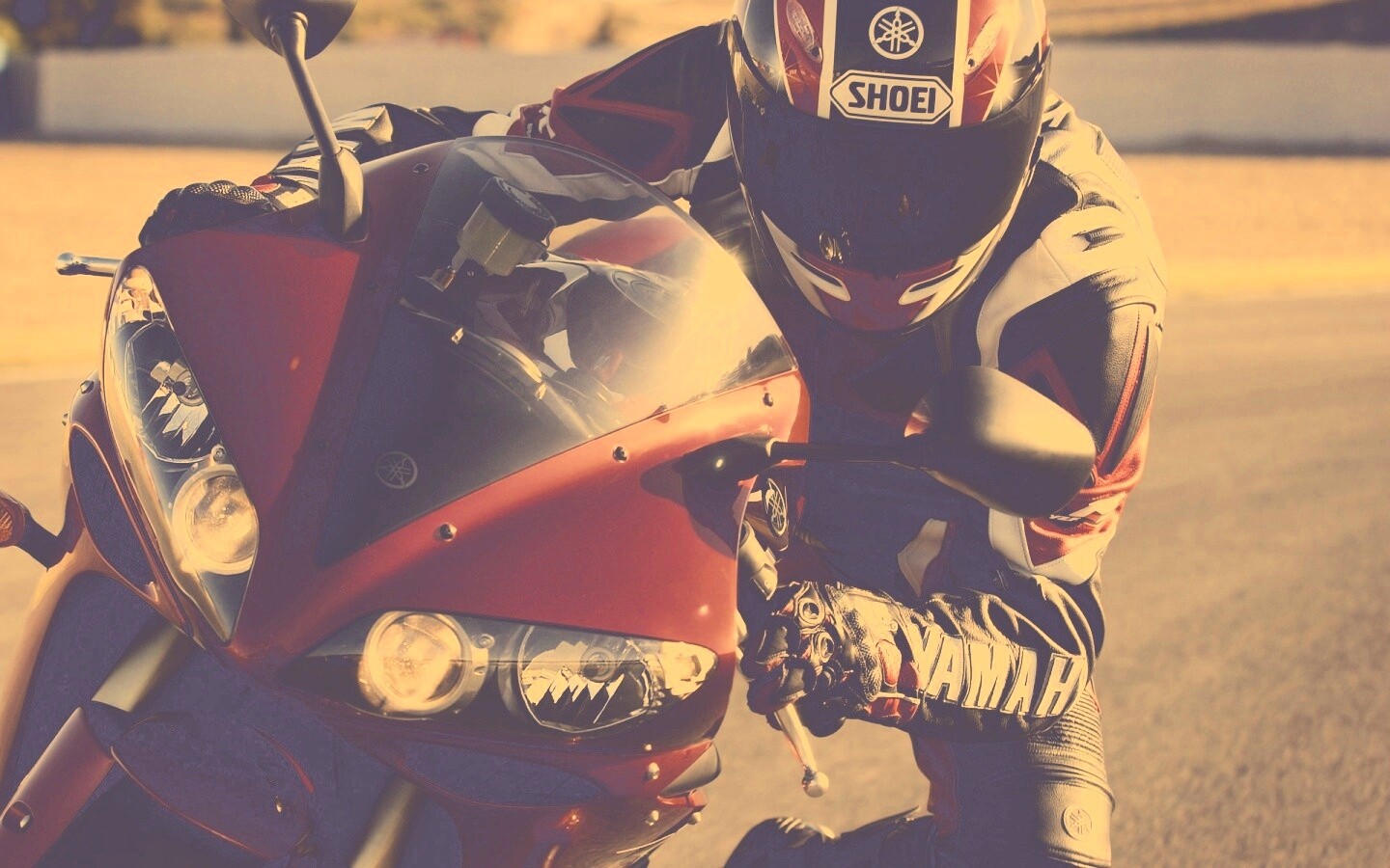 Мотоциклист на красной ямахе обои