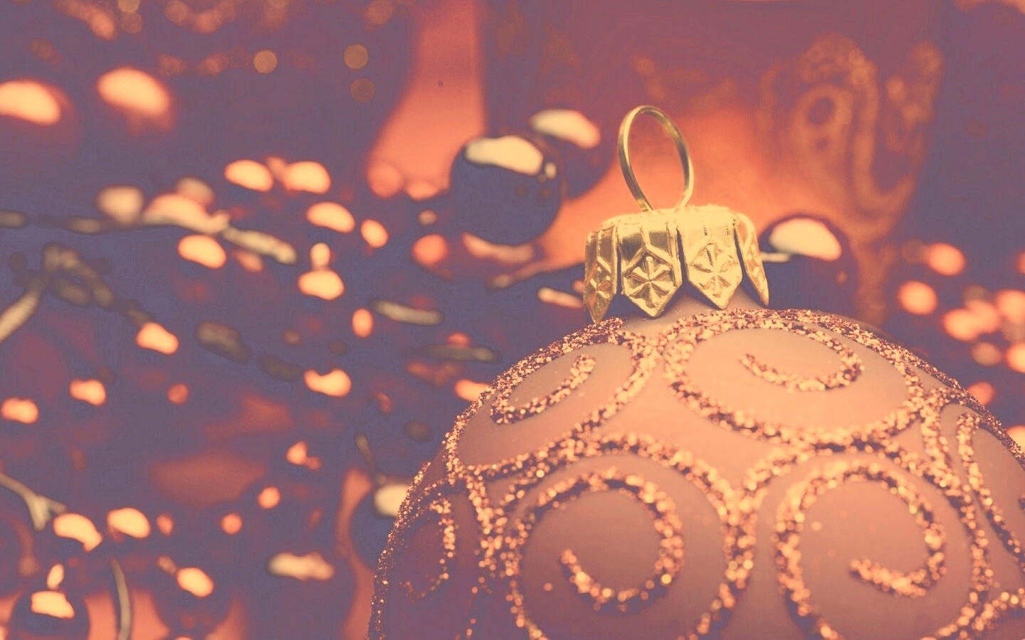 Красная ёлочная игрушка обои