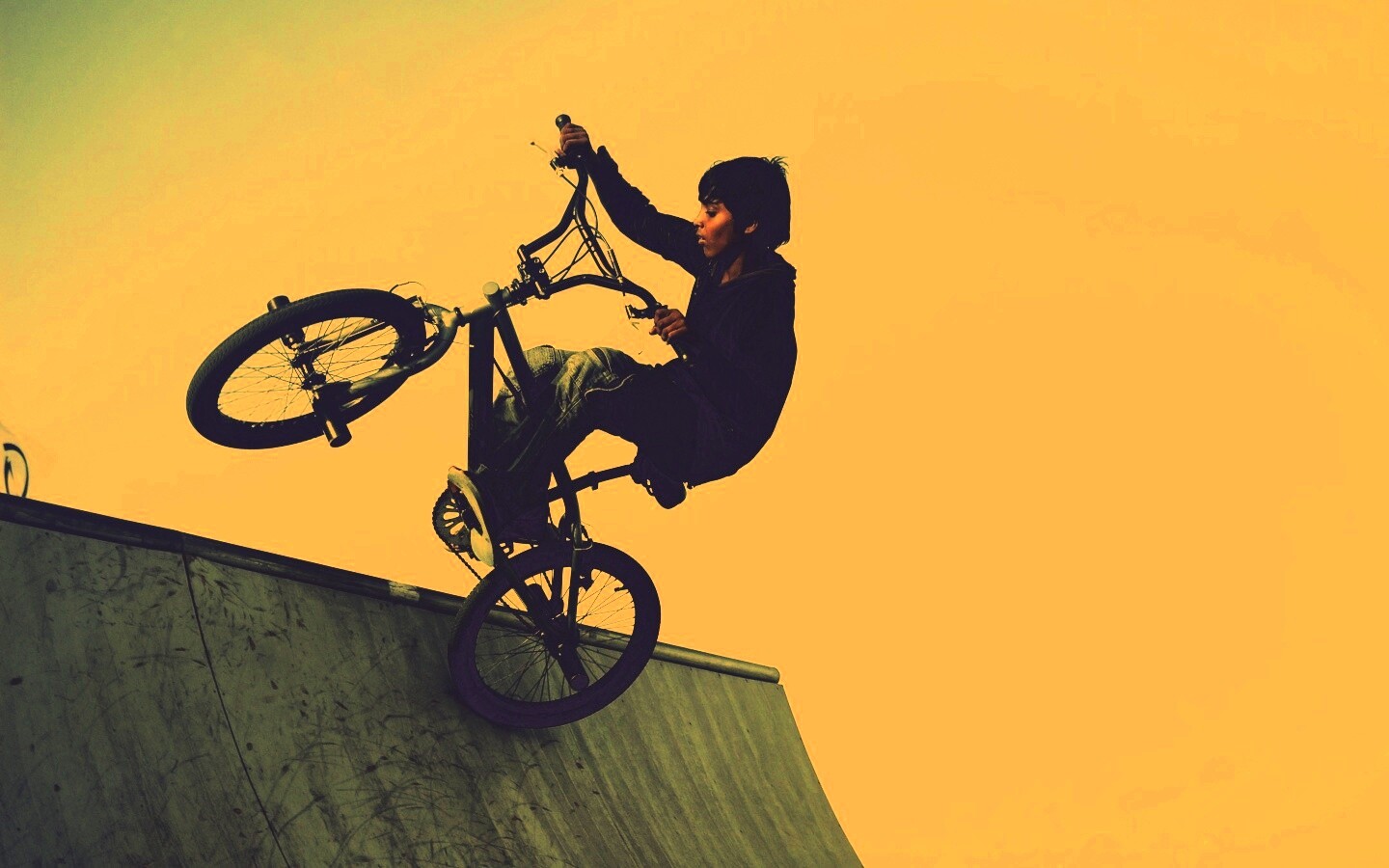 Мальчик на рампе обои