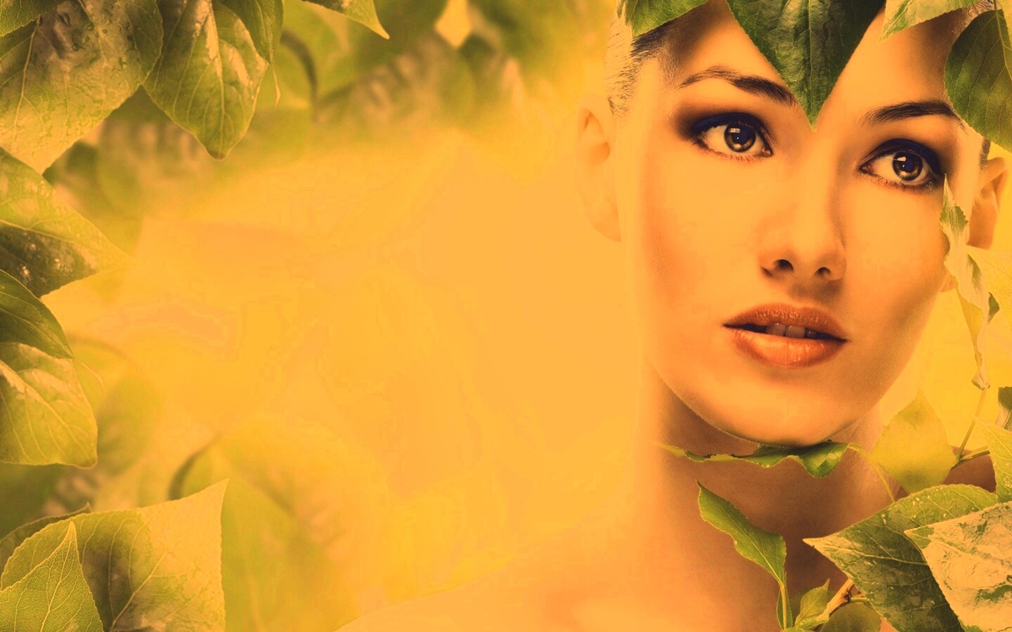 Девушка с зелеными листьями обои