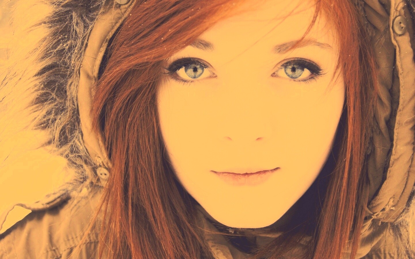 Рыжая в капюшоне обои