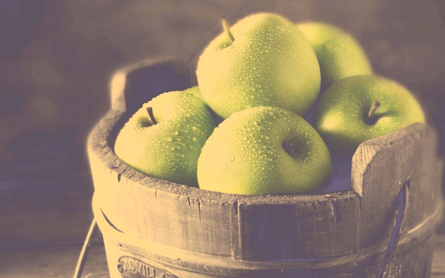 Ведро зеленых яблок обои