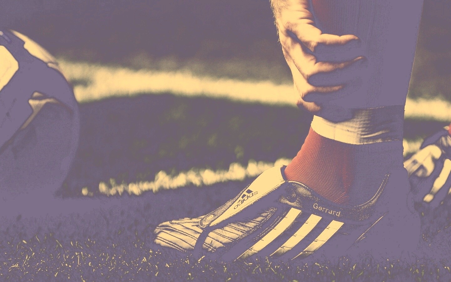 Левая нога футболиста в бутсе обои