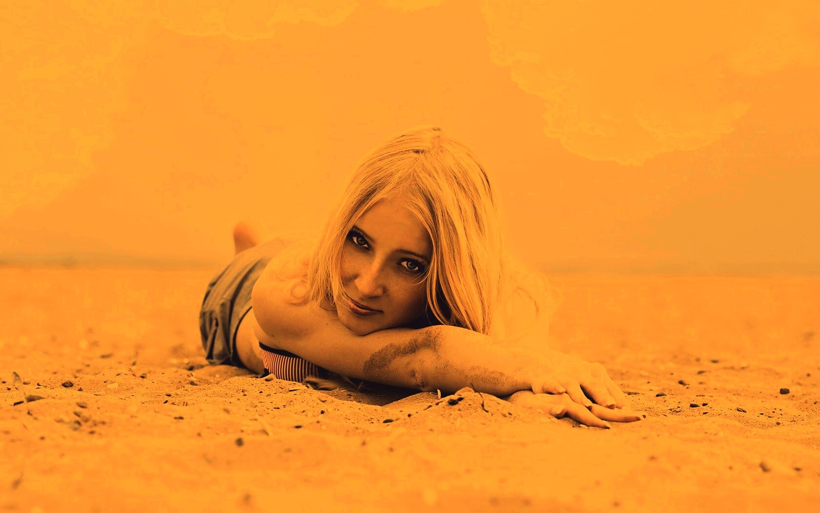 Девушка на пляже обои