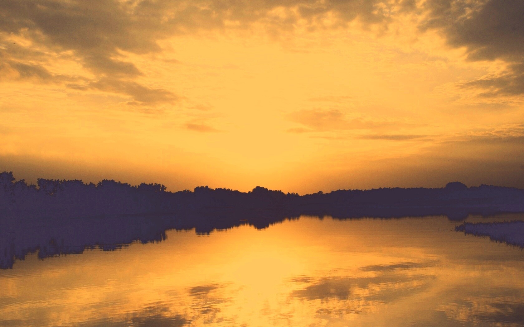 Закат отражается в озере обои