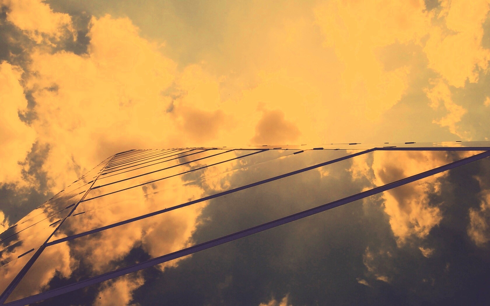 Стеклянный небоскреб уходящий в небо обои