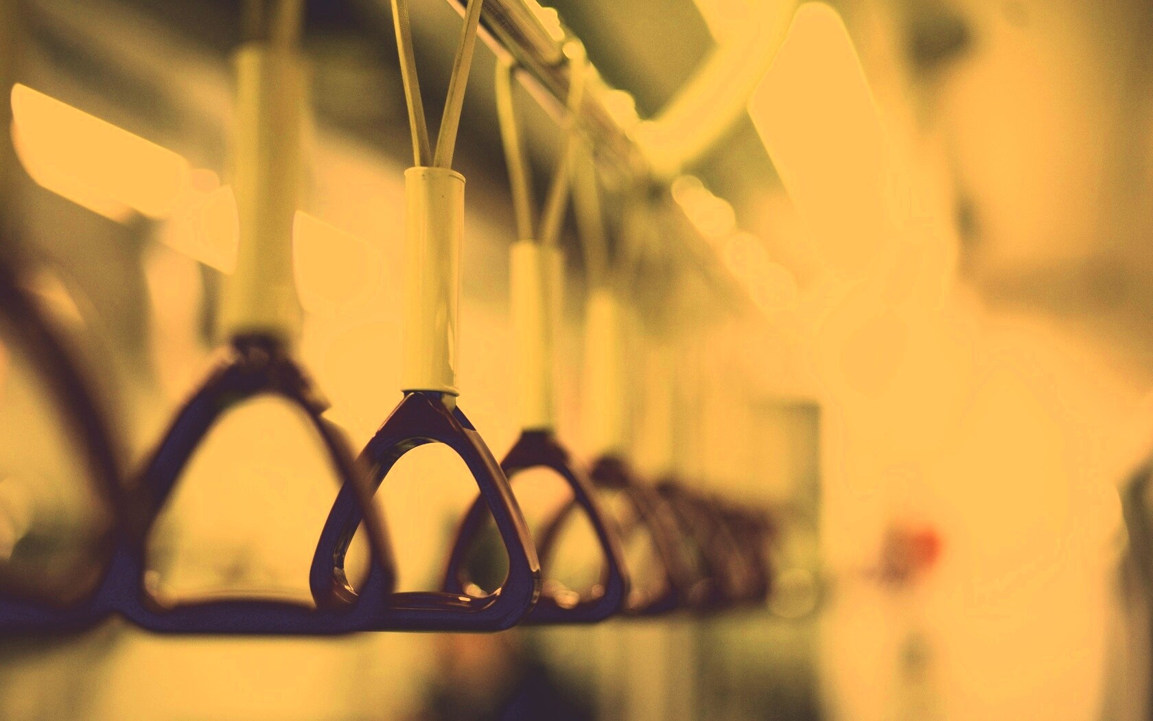 Поручни в метро обои