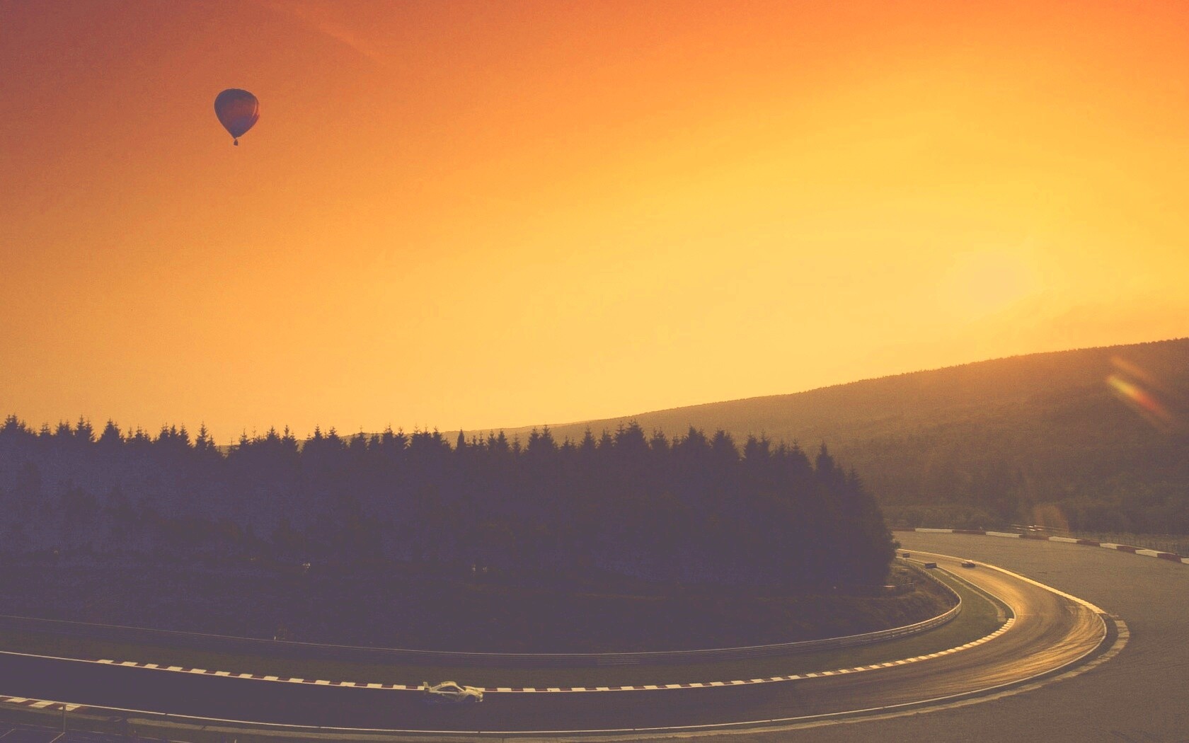 Воздушный шар над треком обои