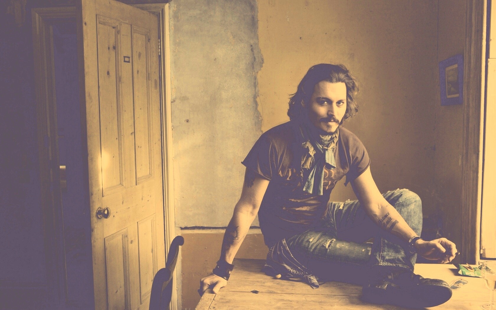 Джонни Депп на столе обои