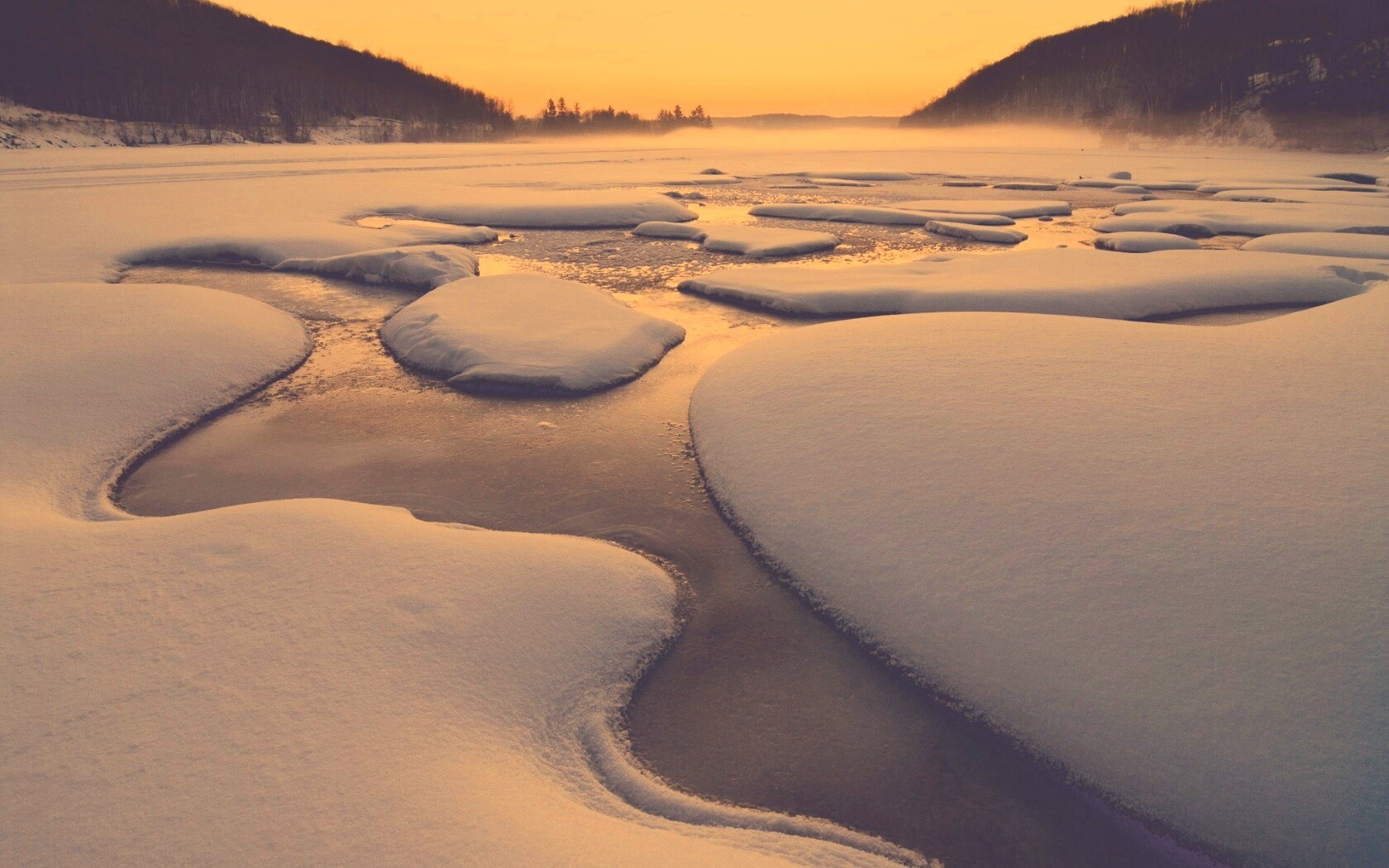 Полынья на замерзшем озере обои