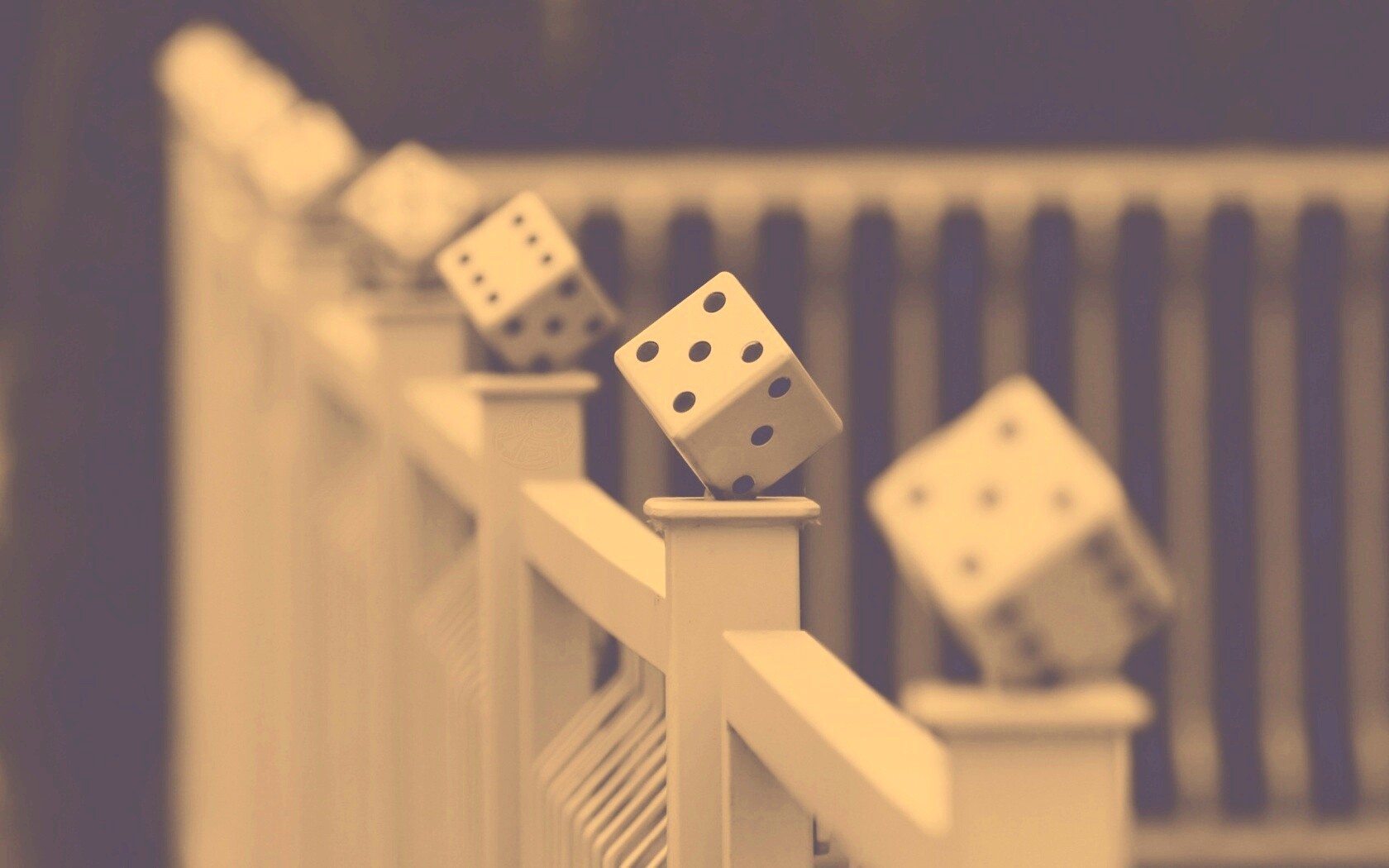 Игральные кости украшающие перила обои