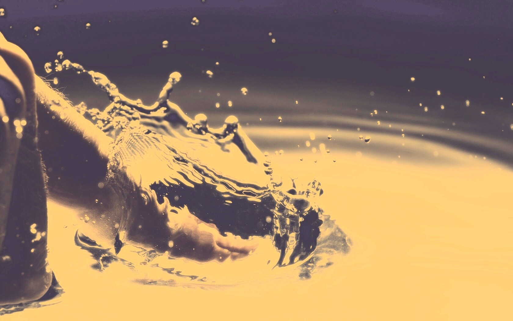 Палец в воде обои