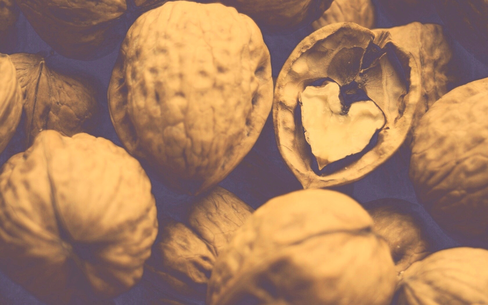 Расколотый орех обои