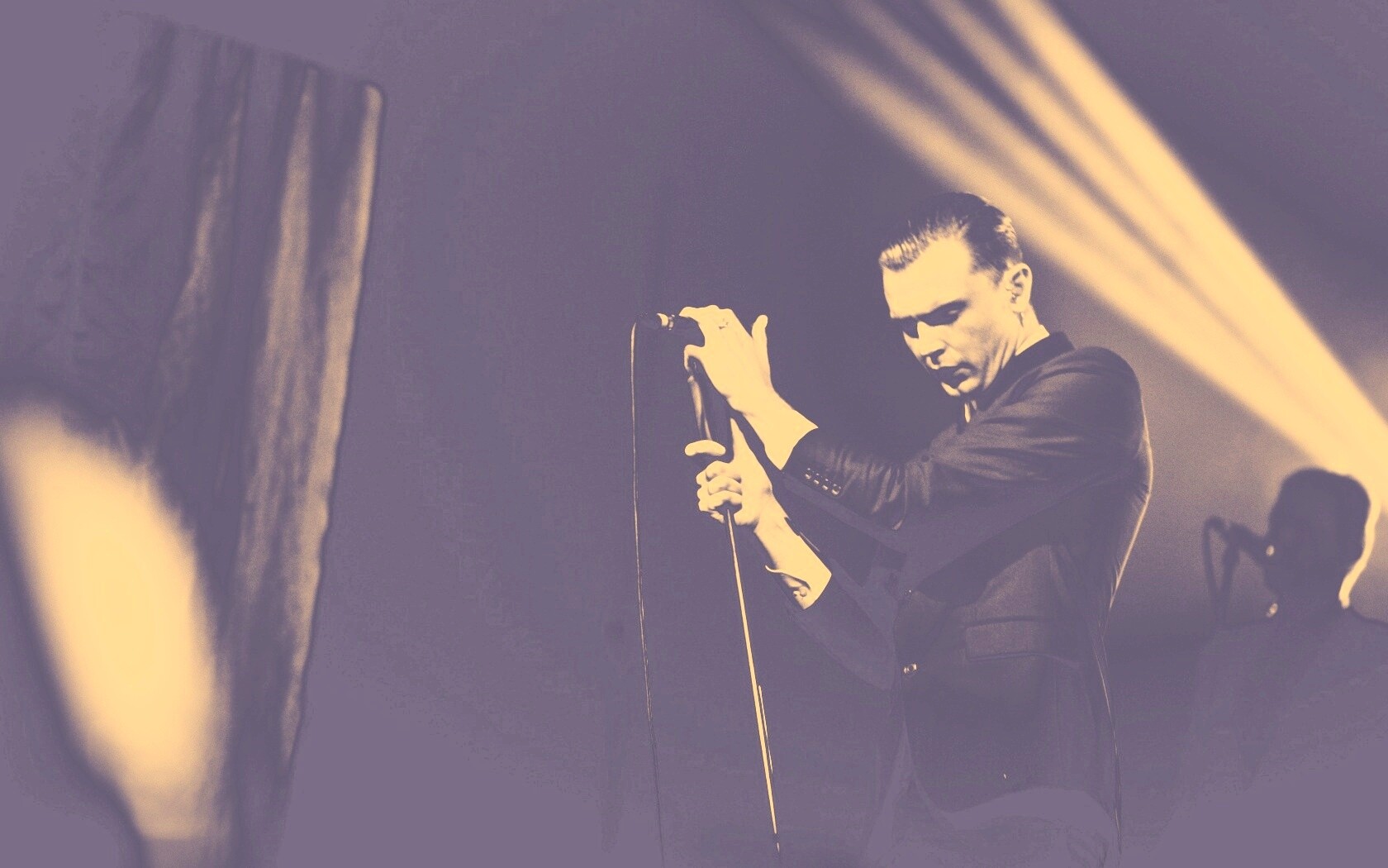 Тео Хатчкрафт на сцене обои