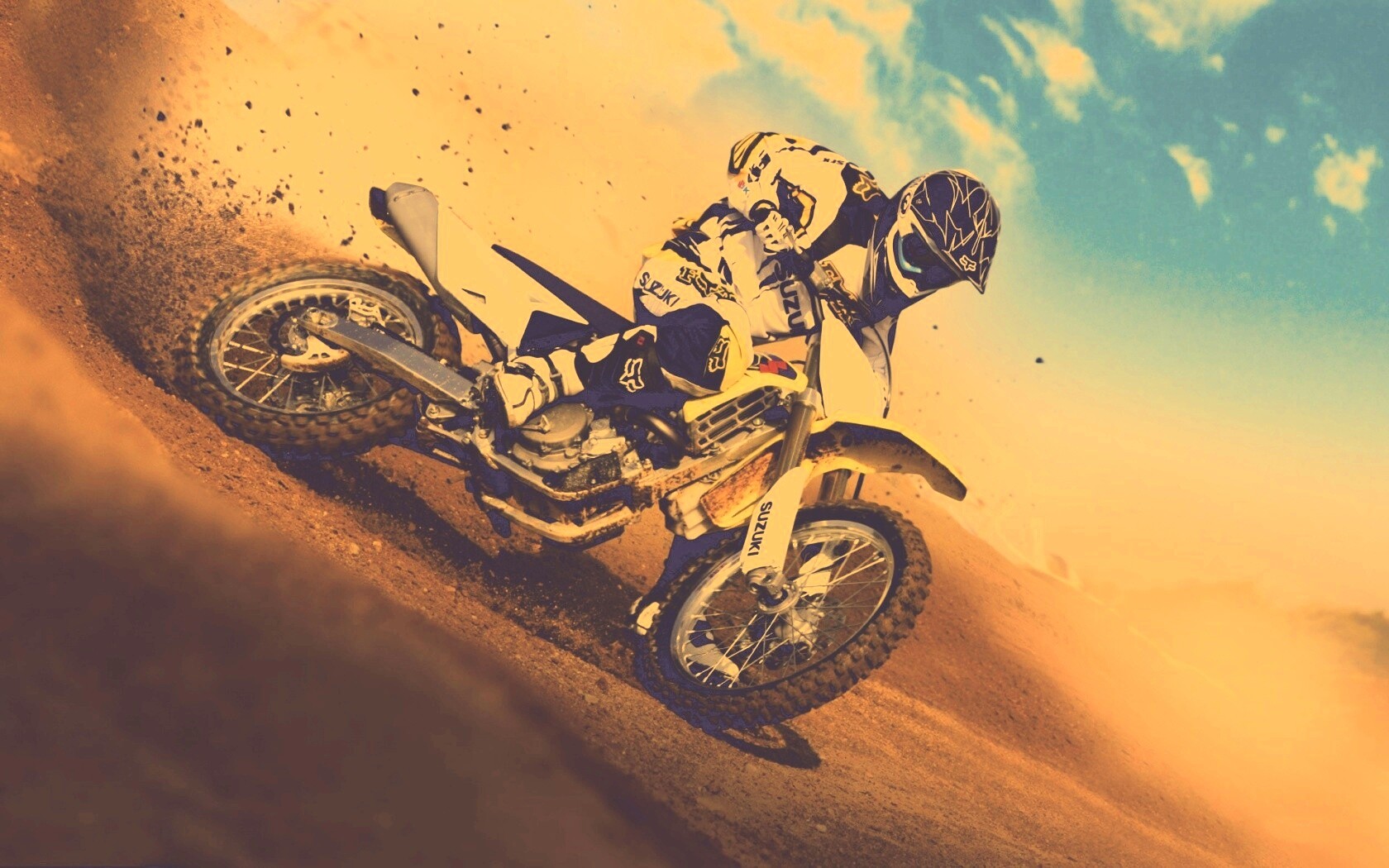 Мотоциклист на кроссовом байке обои