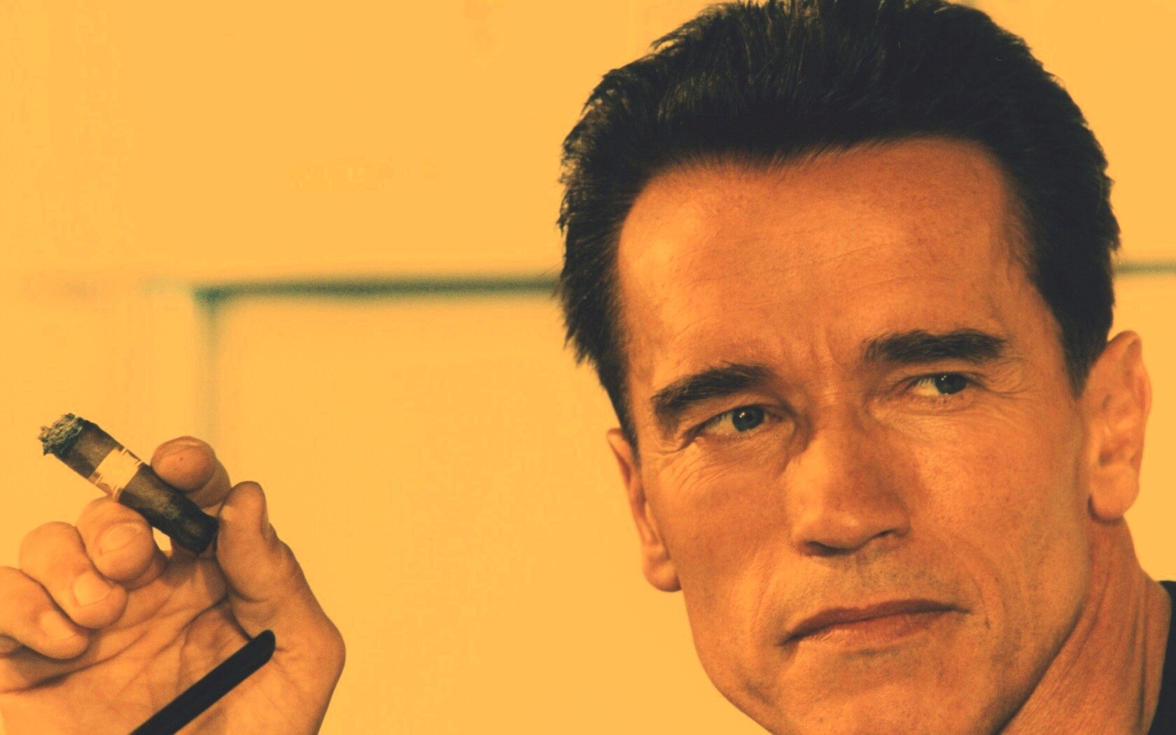 Арнольд Шварцнеггер с сигарой обои