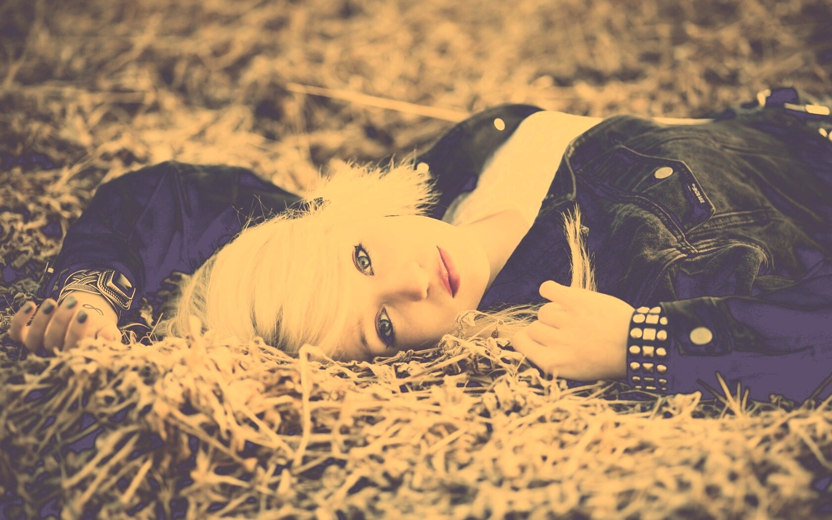 Блондинка лежащая на траве обои