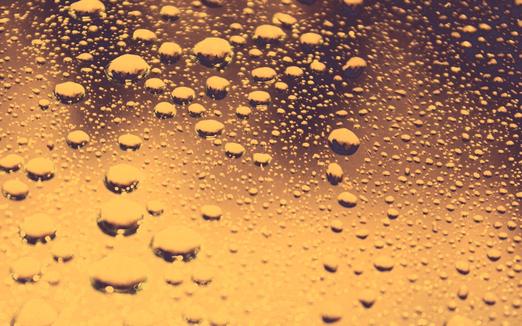 Капли воды на поверхности стекла обои