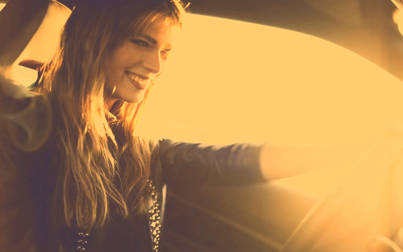 Девушка за рулем автомобиля обои