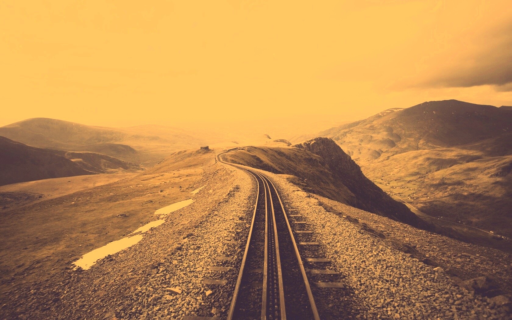 Рельсы уходящие вдаль обои