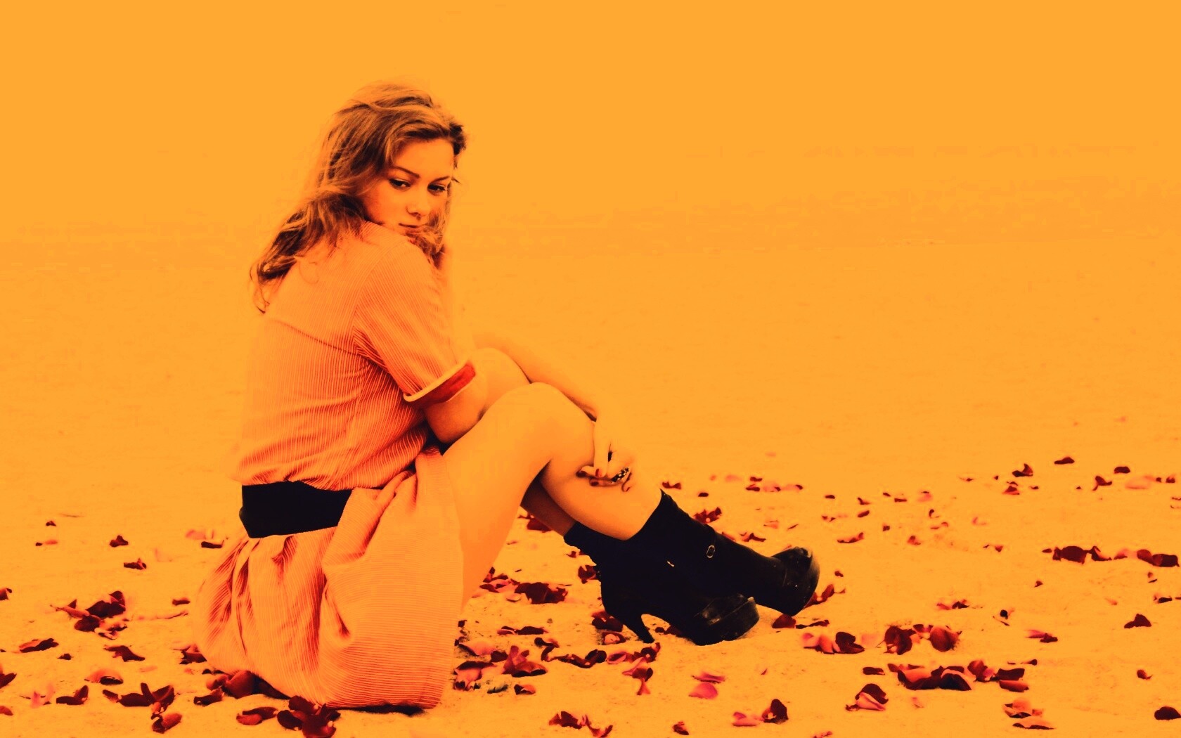 Девушка среди лепестков на пляже обои