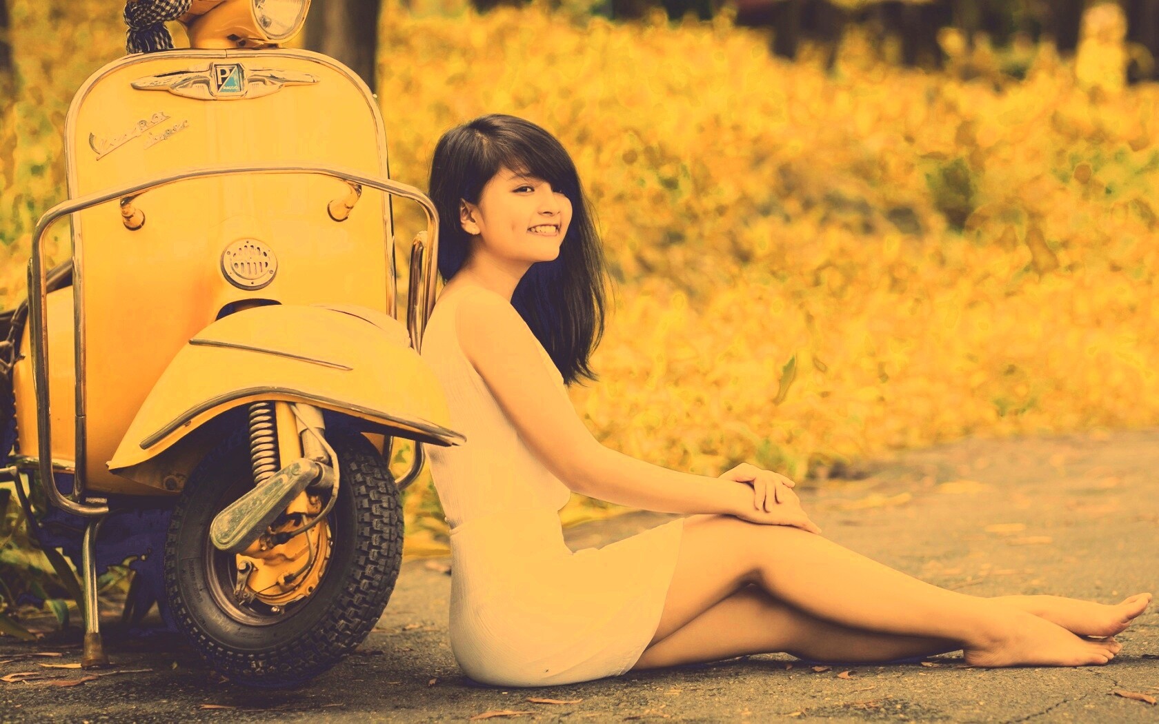 Девушка и мопед обои