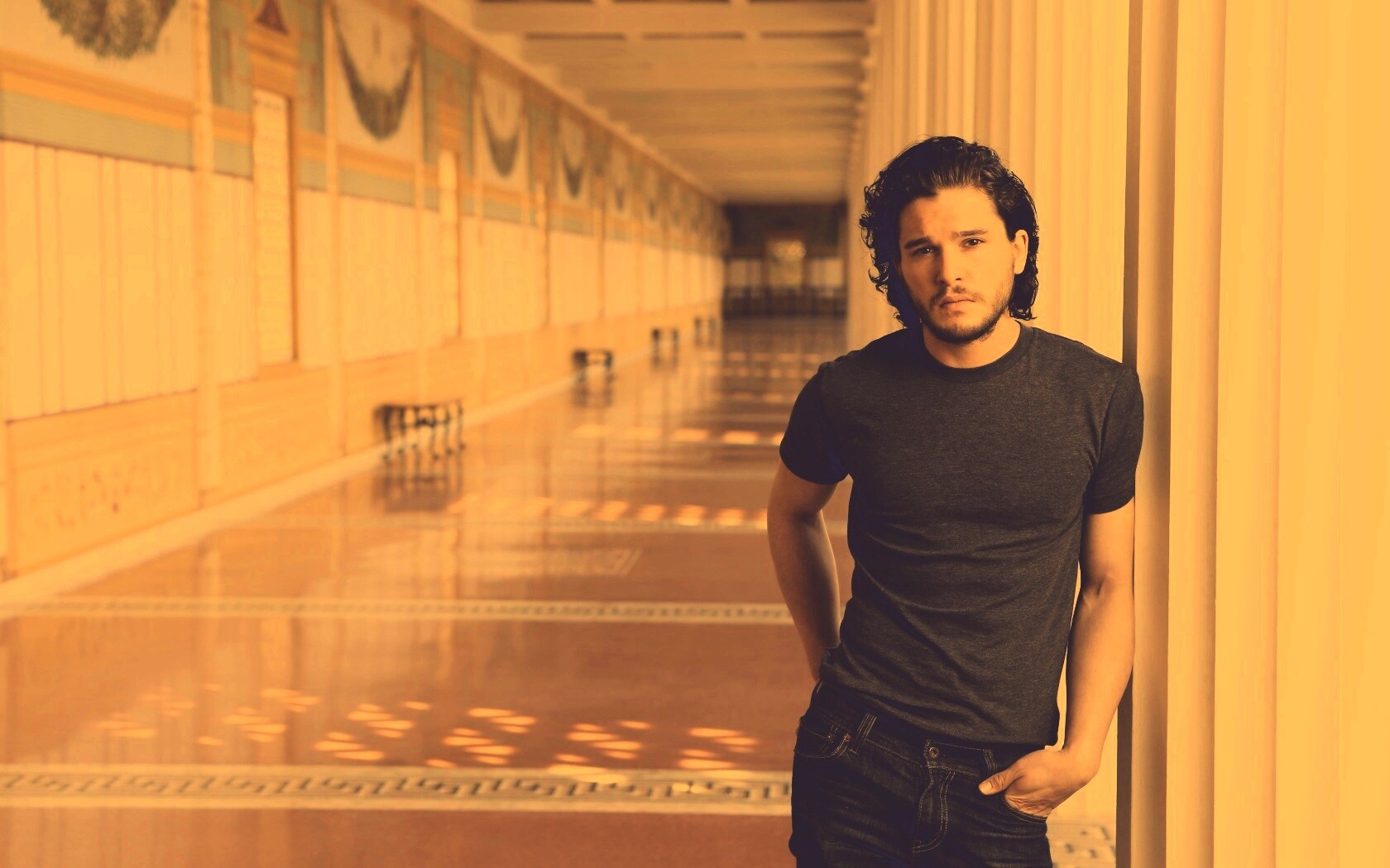 Кит Харингтон у колонны обои