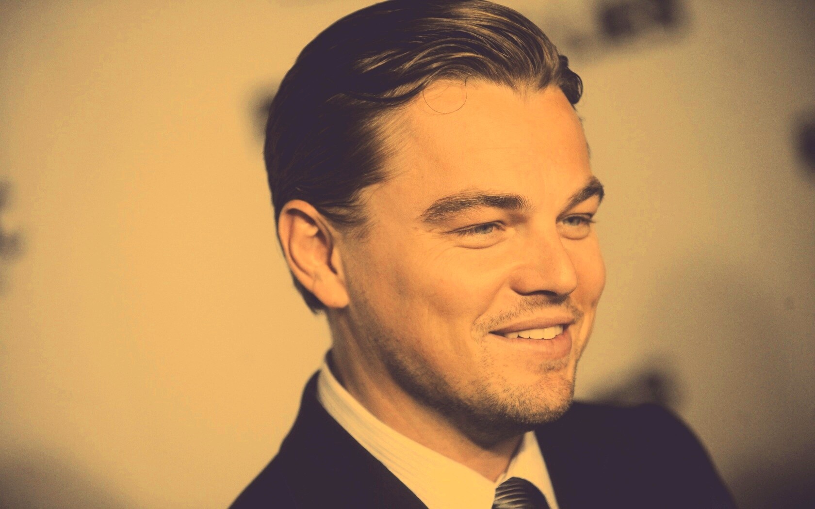 Леонардо Дикаприо в костюме обои