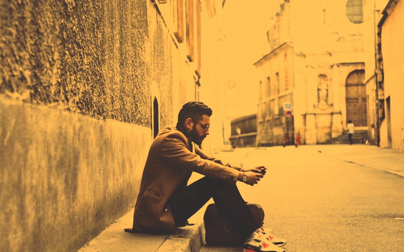 Хипстер с телефоном обои