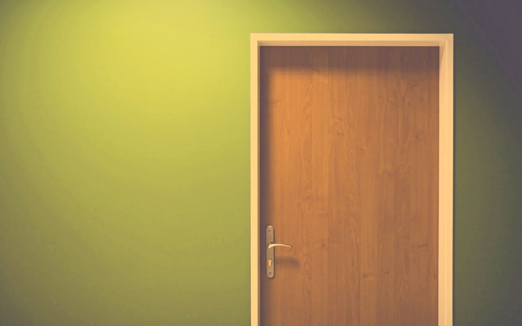 Дверь в стене обои