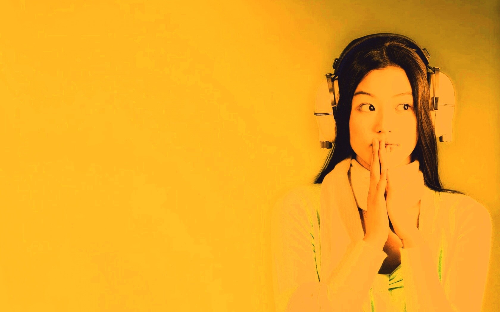 Японка в наушниках обои
