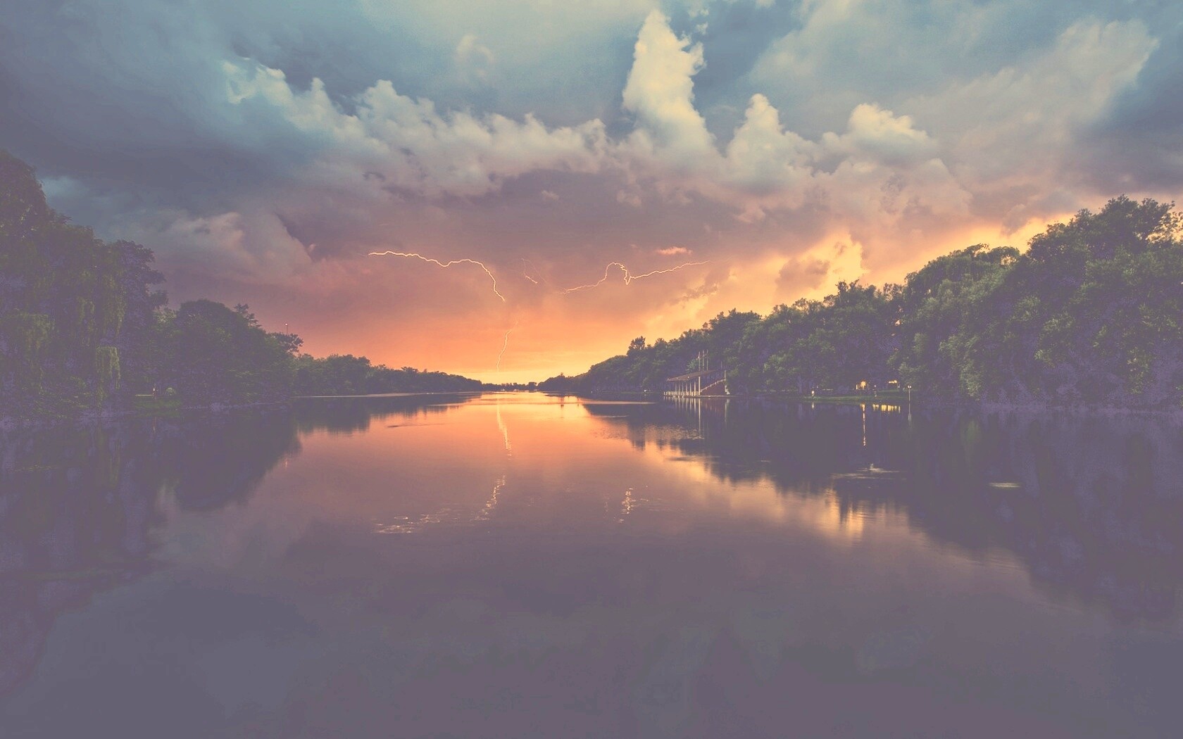 Молнии на фоне заката, стандартные обои mac обои