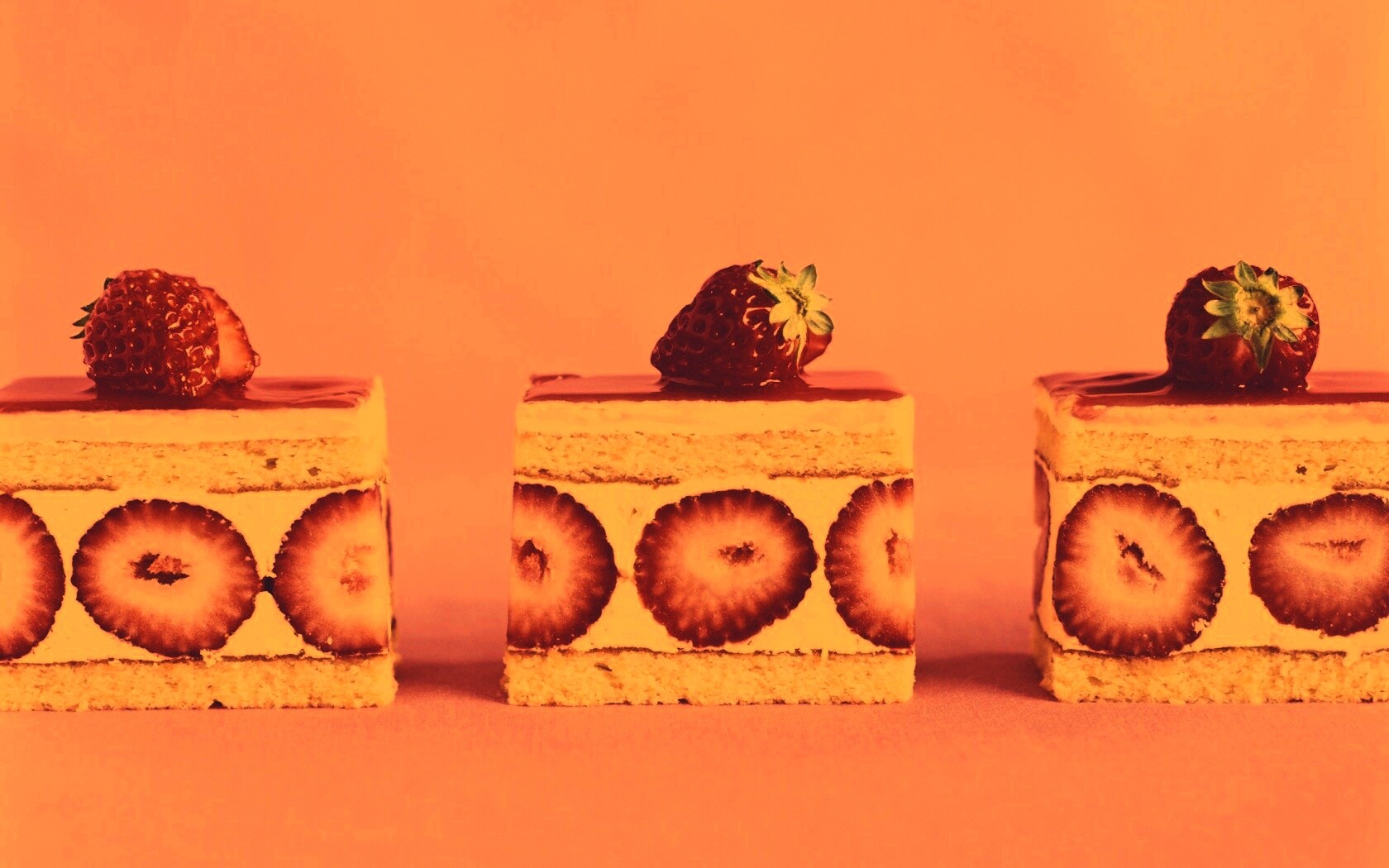Ломтики клубничного торта обои