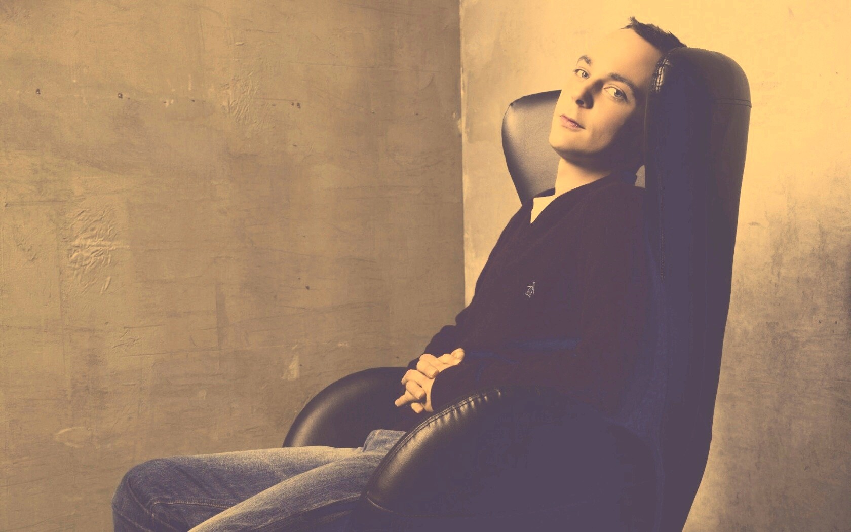 Джим Парсонс в крселе обои