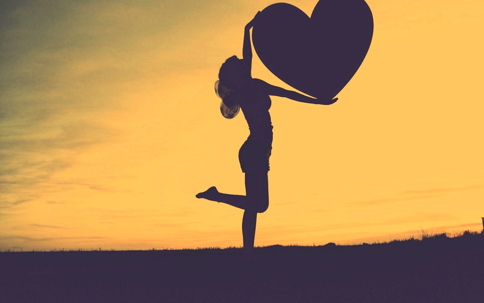 С сердцем в руках обои