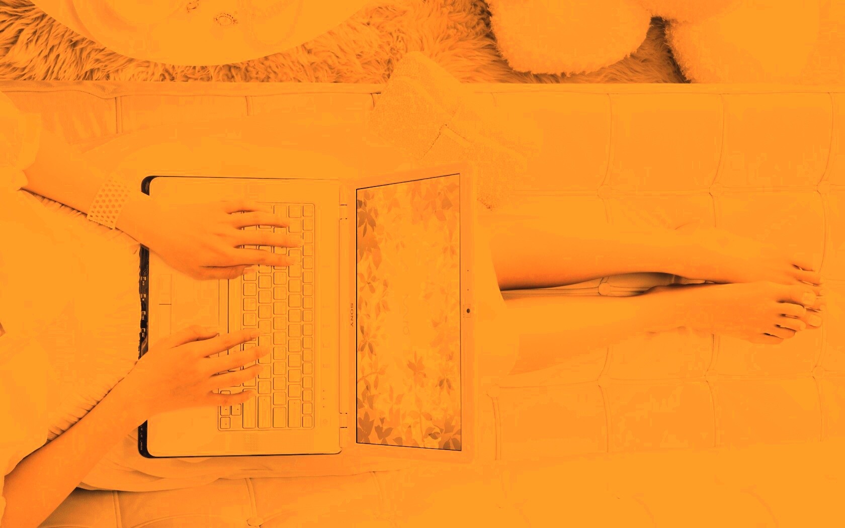 Девушка с ноутбуком vaio обои