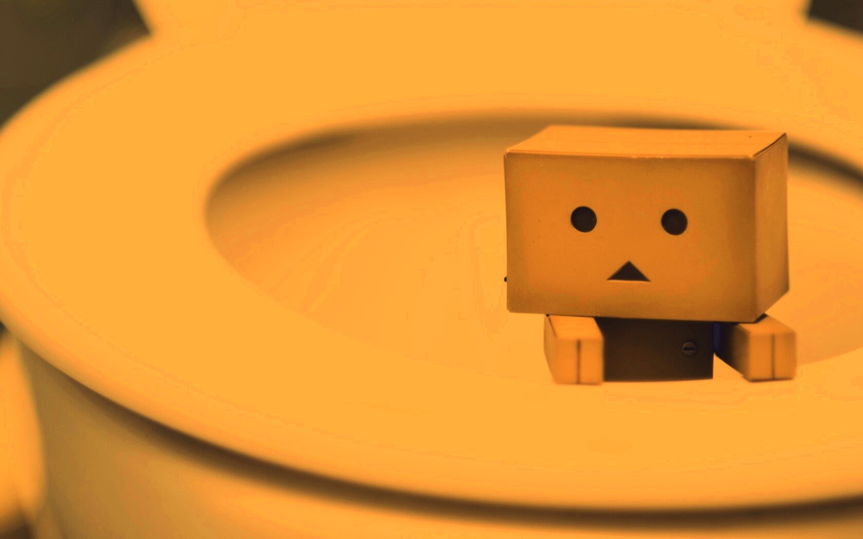 Danbo в унитазе обои