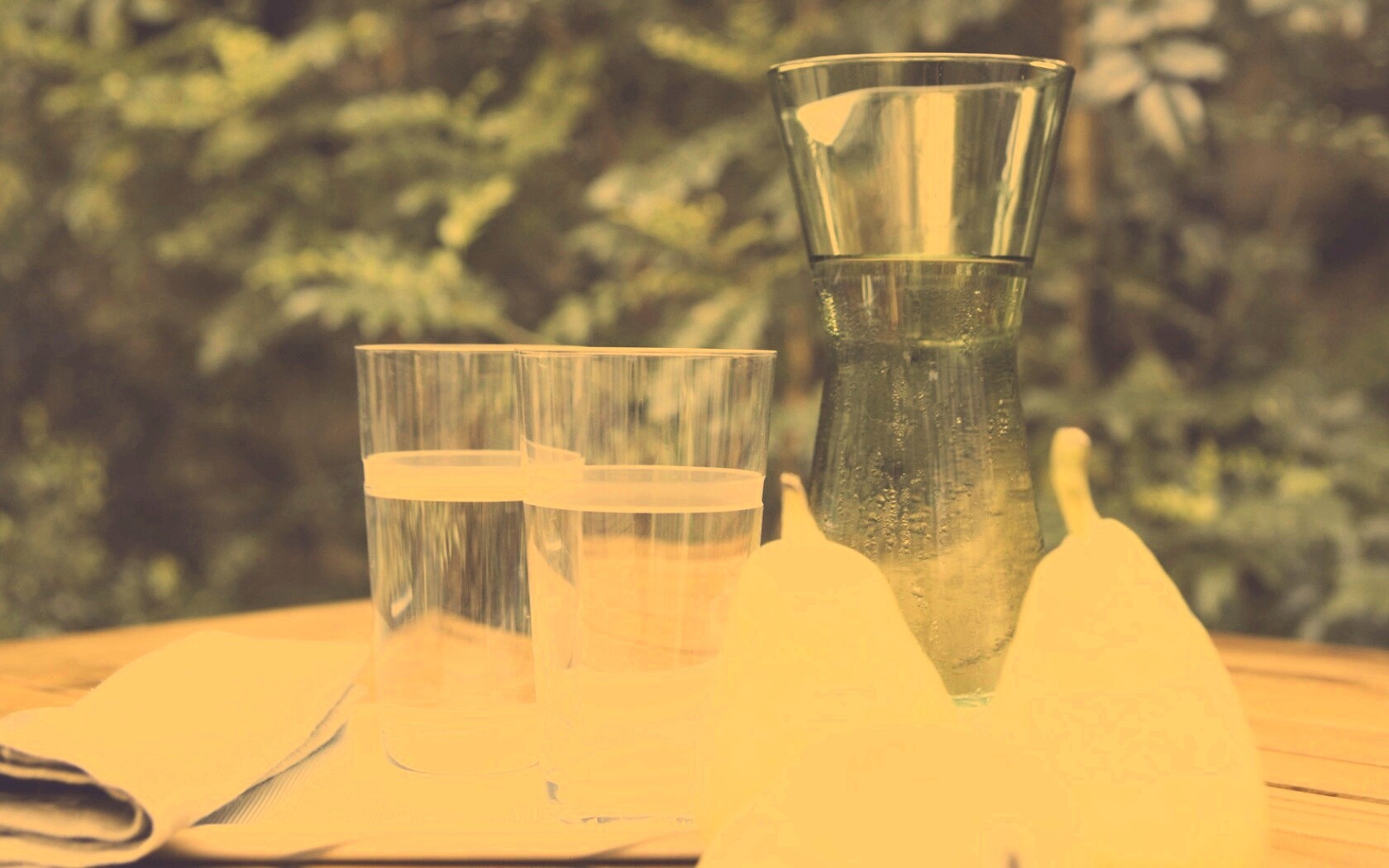 Стол с грушами обои