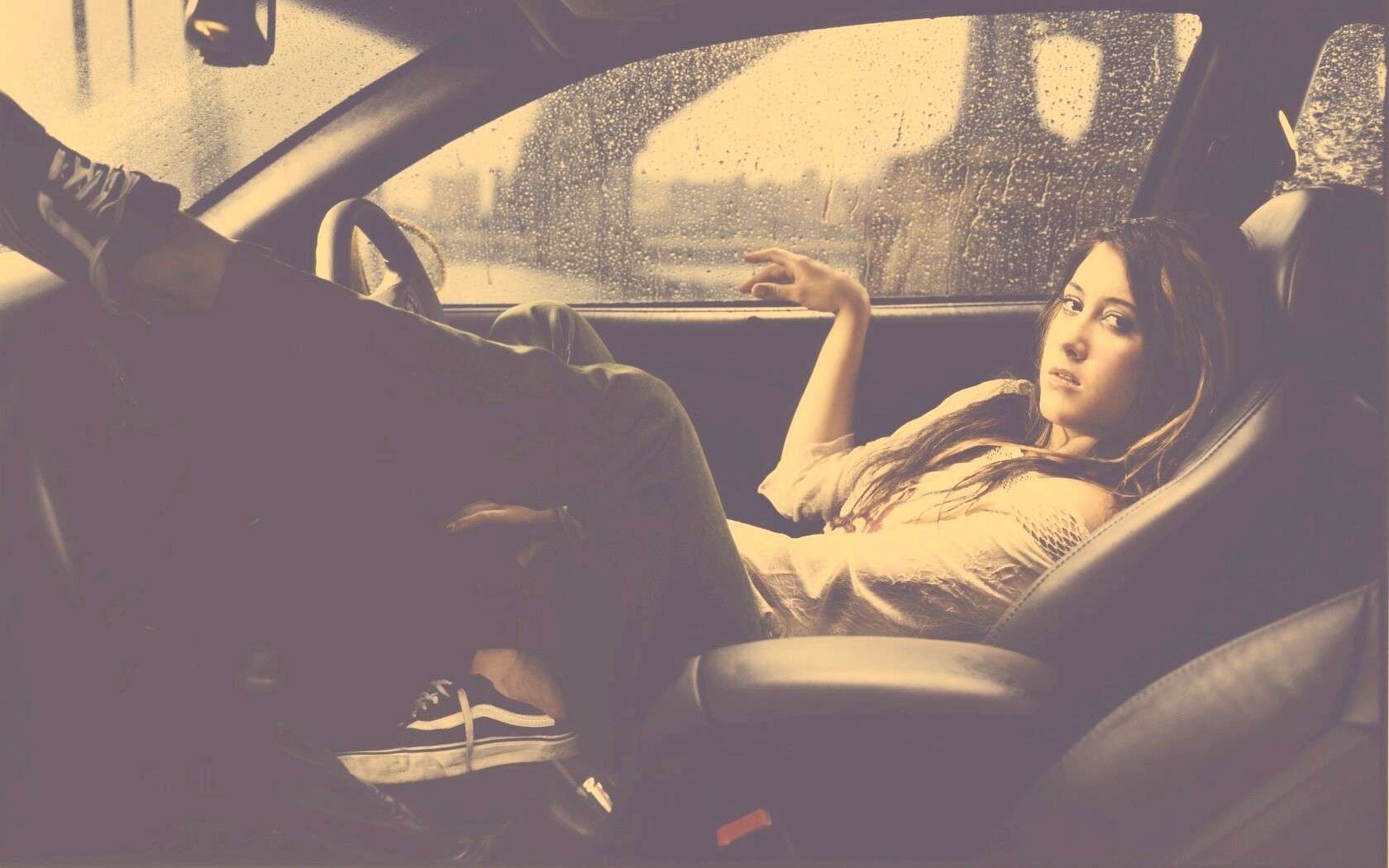 Девушка в автомобиле обои