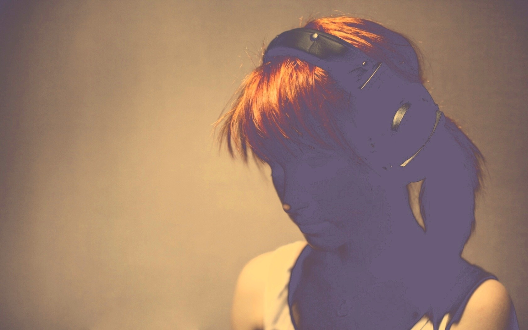 Рыжая в наушниках обои