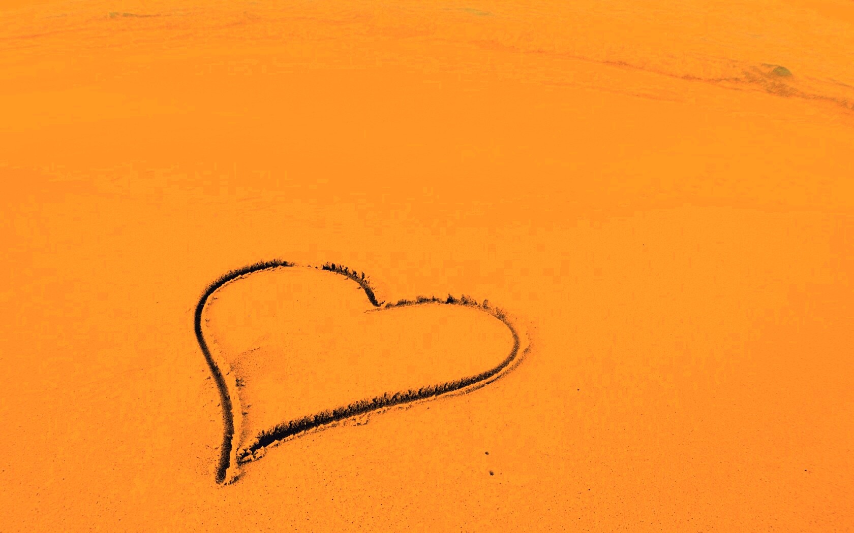 Аккуратное сердце на песке обои