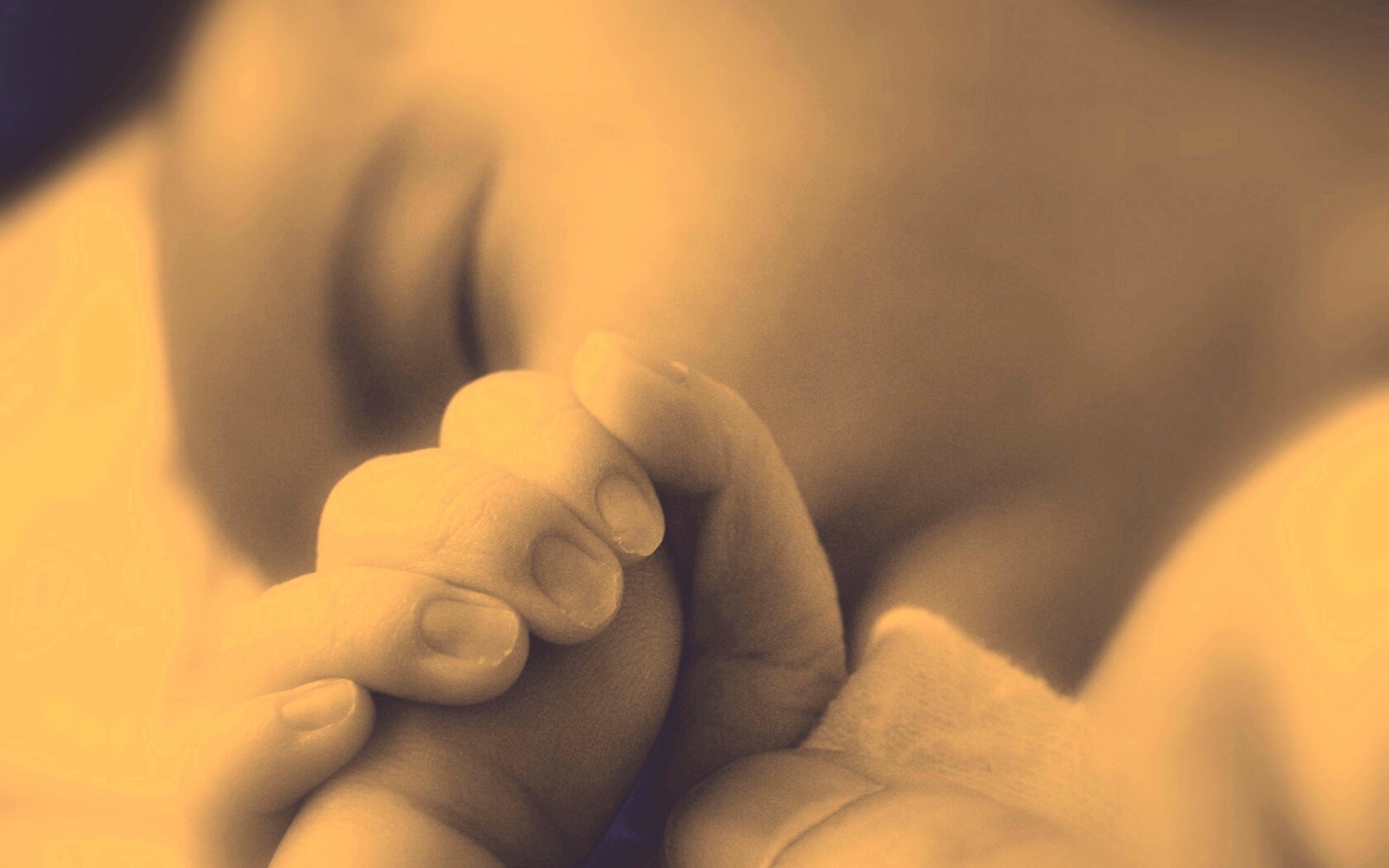 Младенец держит палец обои