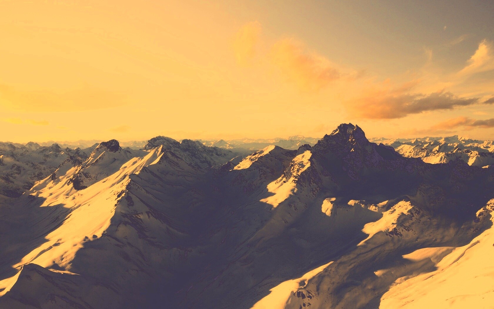 Залитые солнцем горы обои