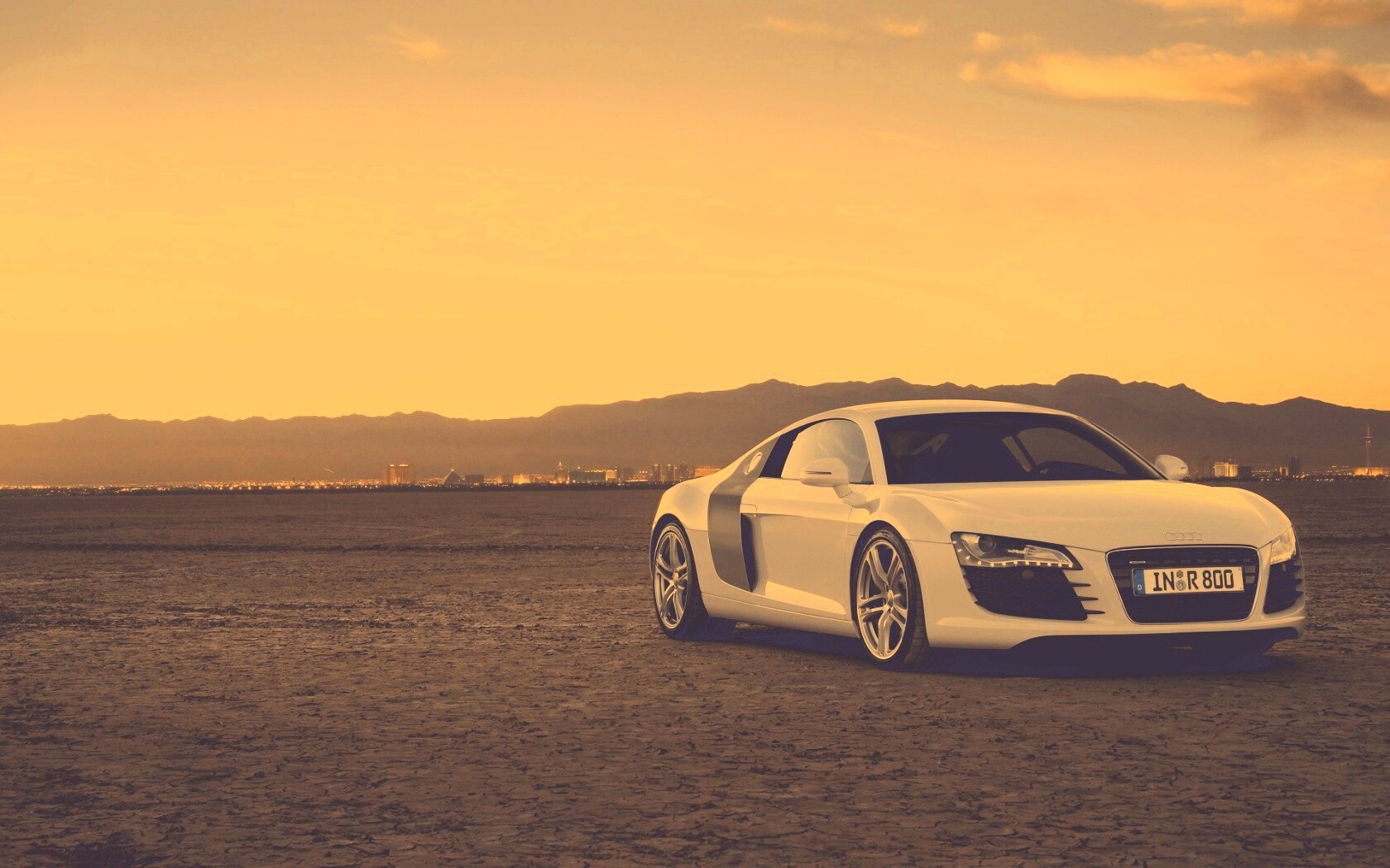 Белоснежная Ауди Р8 в пустыне обои